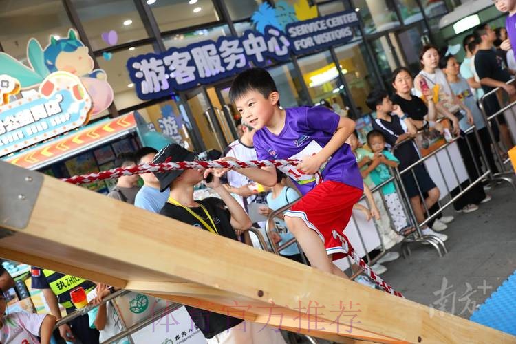 近三百位小达人挑战跑酷赛 近三百位小达人挑战跑酷赛